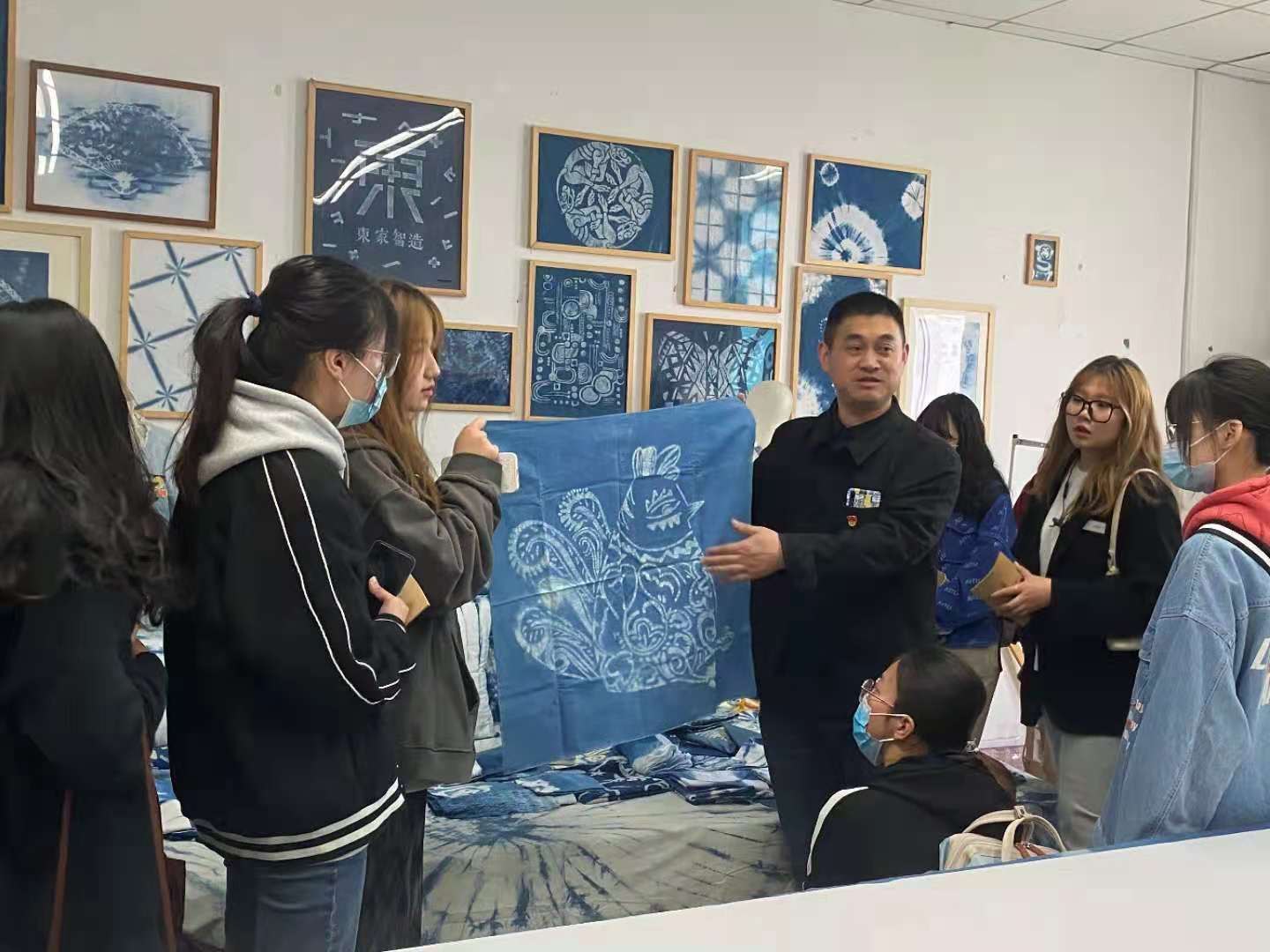 攜手并進(jìn)，共繪藝設(shè)新篇——江蘇大學(xué)藝術(shù)學(xué)院師生赴藝術(shù)設(shè)計(jì)學(xué)院考察交流活動(dòng)紀(jì)實(shí)